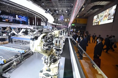 装备馆“扩容升级”，小工厂车间的人、场、货如何转型？